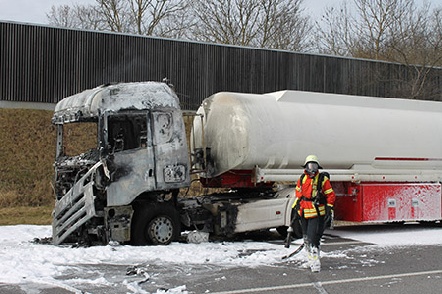 Tanklastzug brannte auf der Autobahn