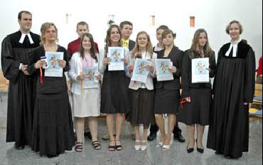 Junge Christen feiern Konfirmation (2)
