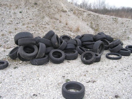 Hundert Reifen in die Landschaft gekippt